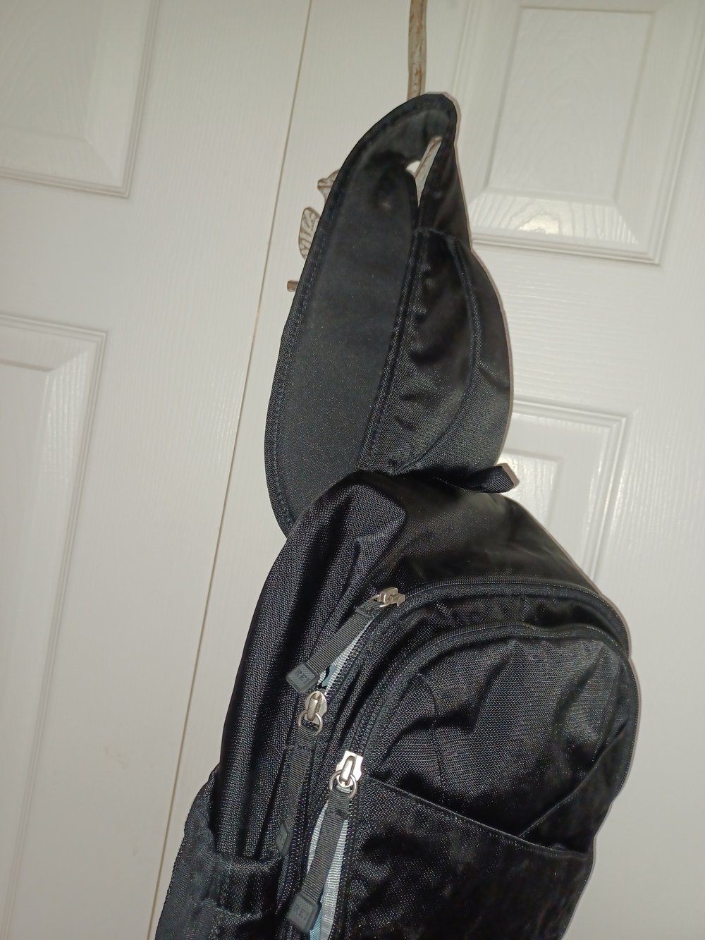 REI Black Men’s Sling Bag - Lightweight Everyday Carry - Picture 3 of 9